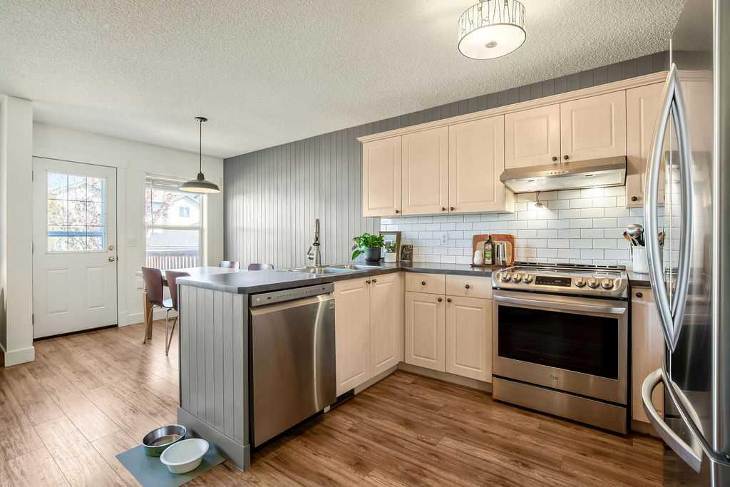 20 Covepark Close NE photo 2