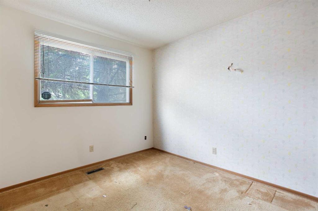 608 Aboyne Crescent NE photo 4