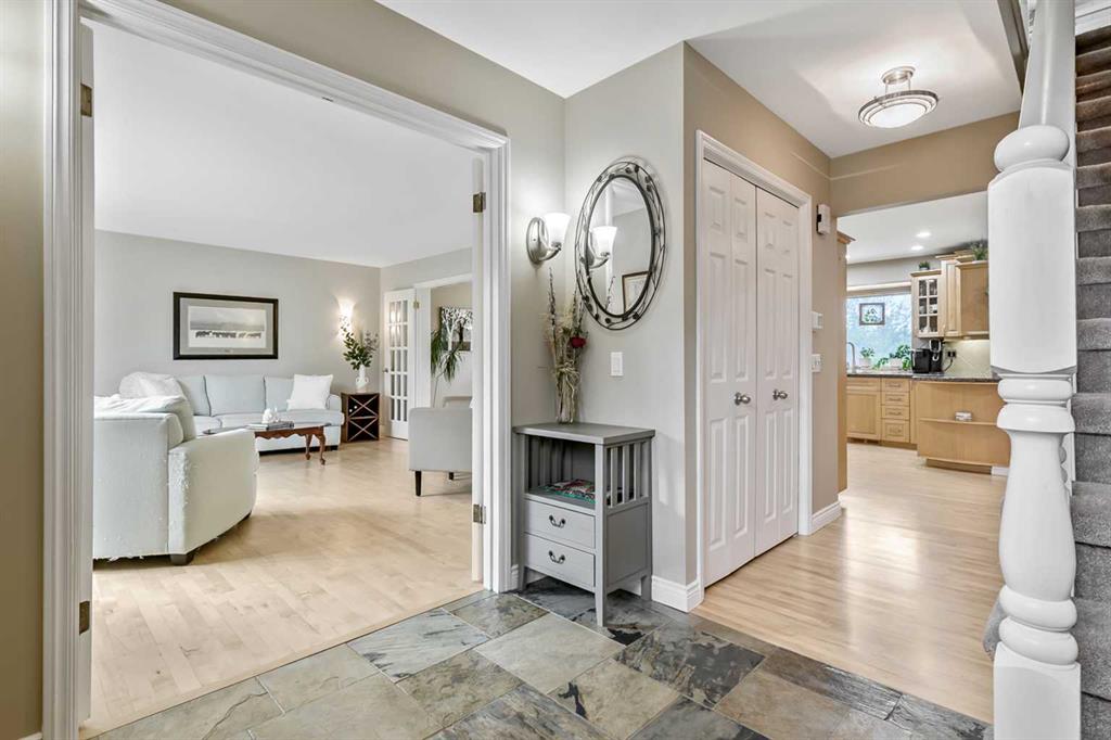 39 Canova Close SW photo 3
