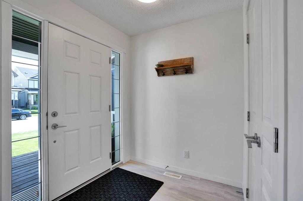 209 Copperpond Parade SE photo 2