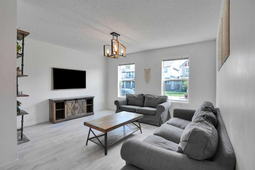 209 Copperpond Parade SE photo 3