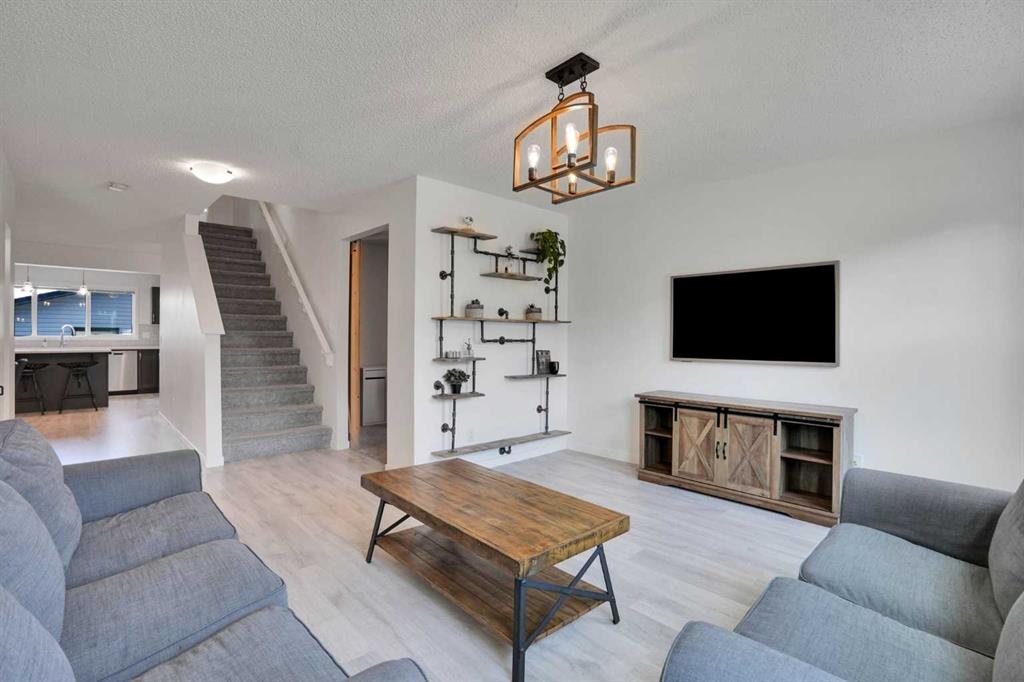 209 Copperpond Parade SE photo 4