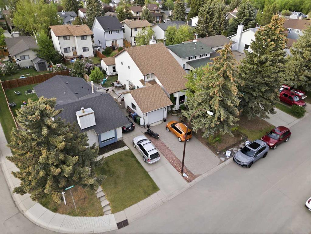 68 Woodview Court SW photo 3