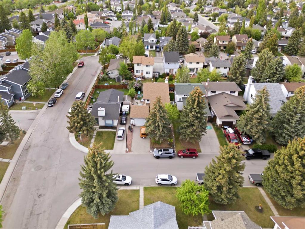 68 Woodview Court SW photo 4