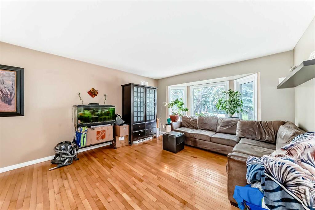 68 Woodview Court SW photo 5