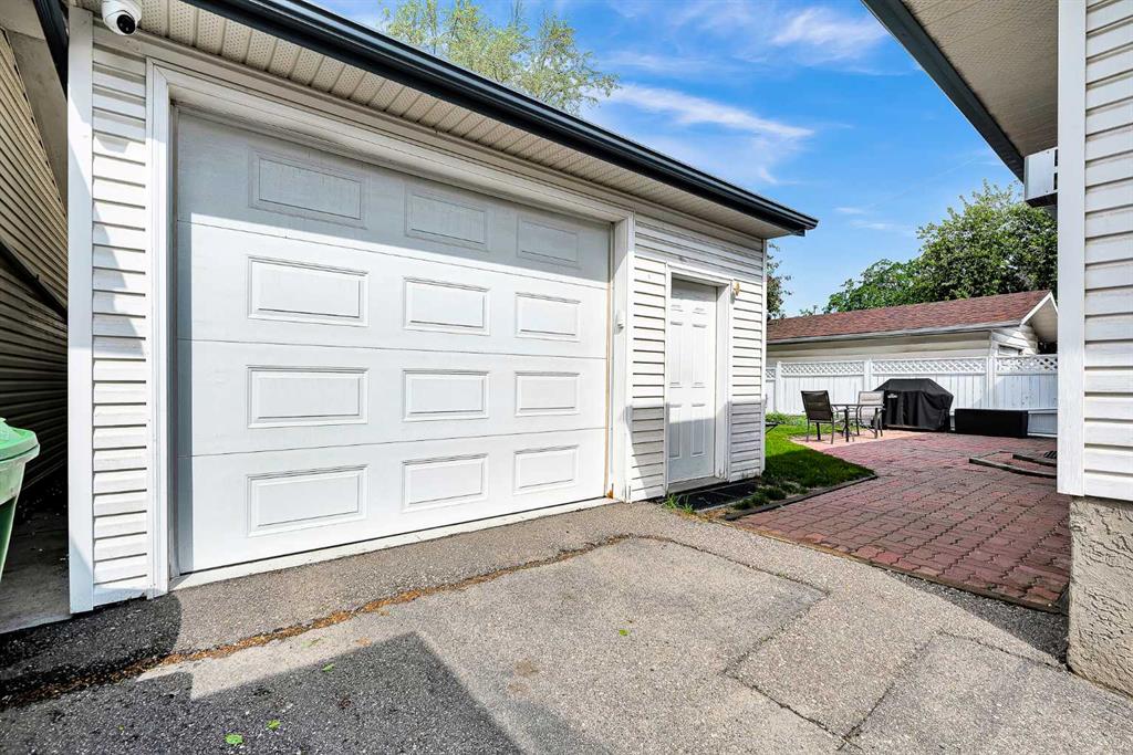 7127 18 Street SE photo 3