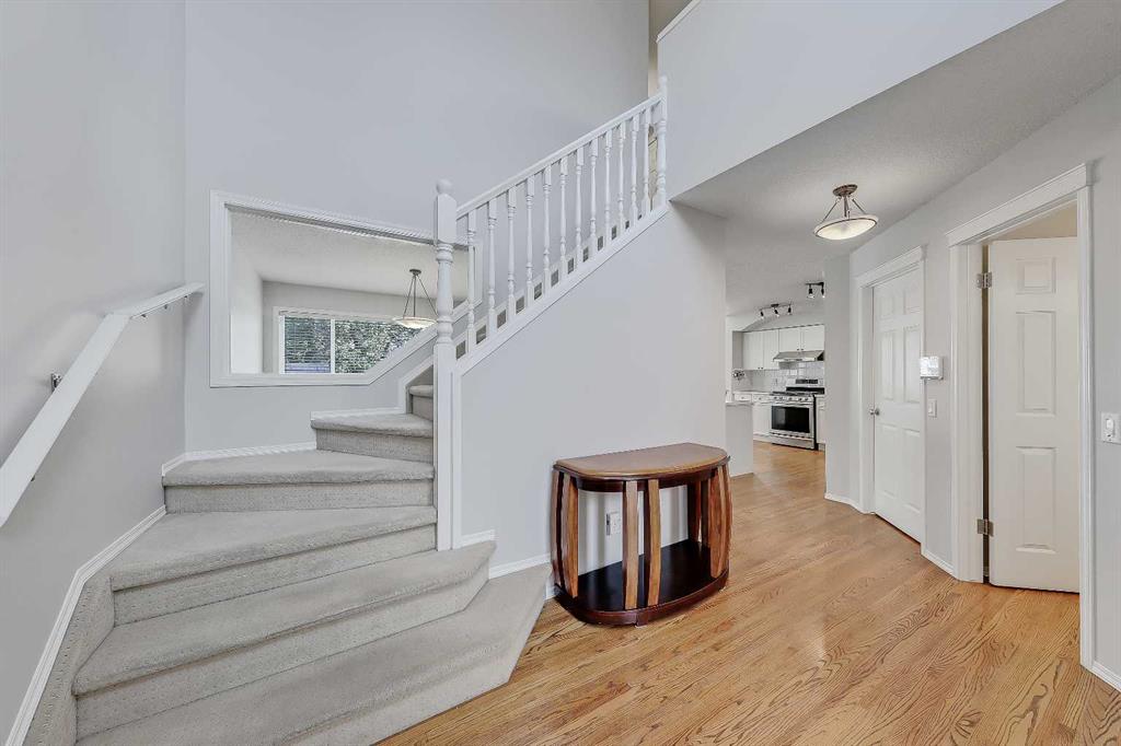 36 Mt Selkirk Close SE photo 3