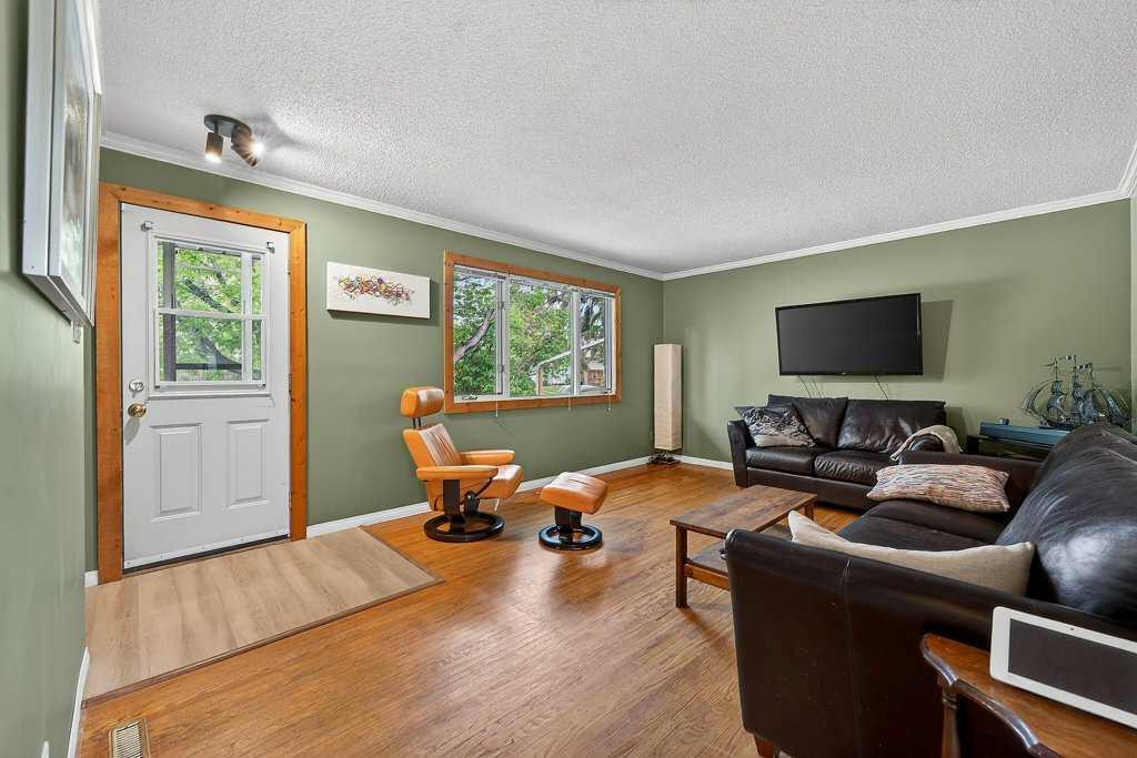 1632 Robson Crescent SE photo 2