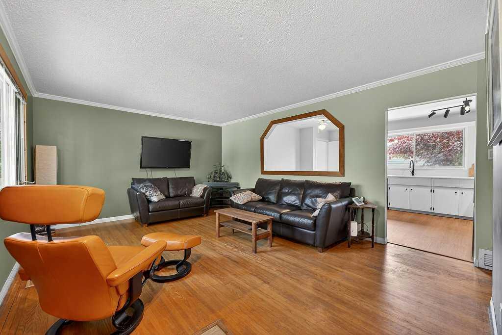1632 Robson Crescent SE photo 3