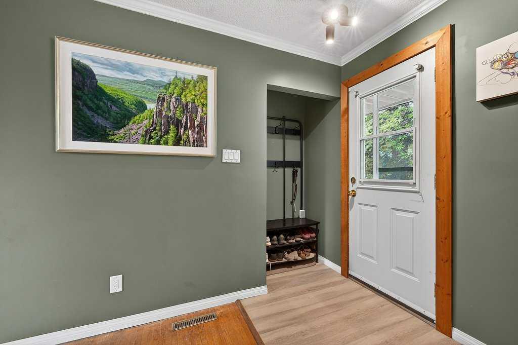 1632 Robson Crescent SE photo 4