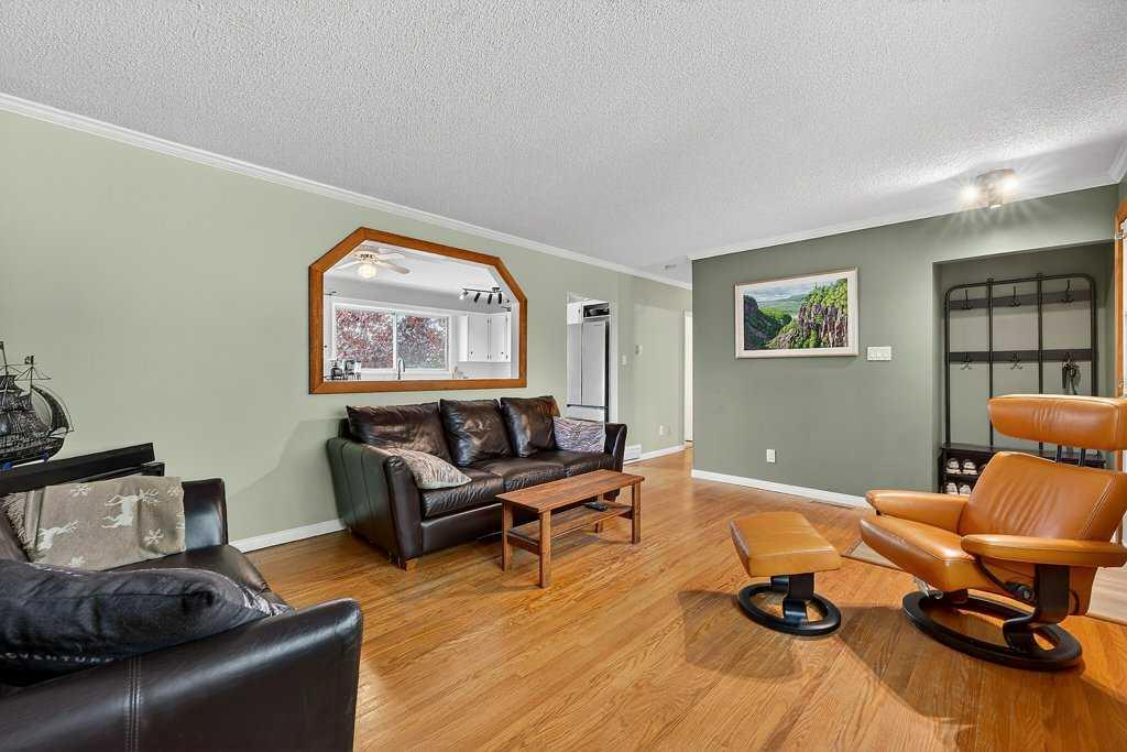 1632 Robson Crescent SE photo 5