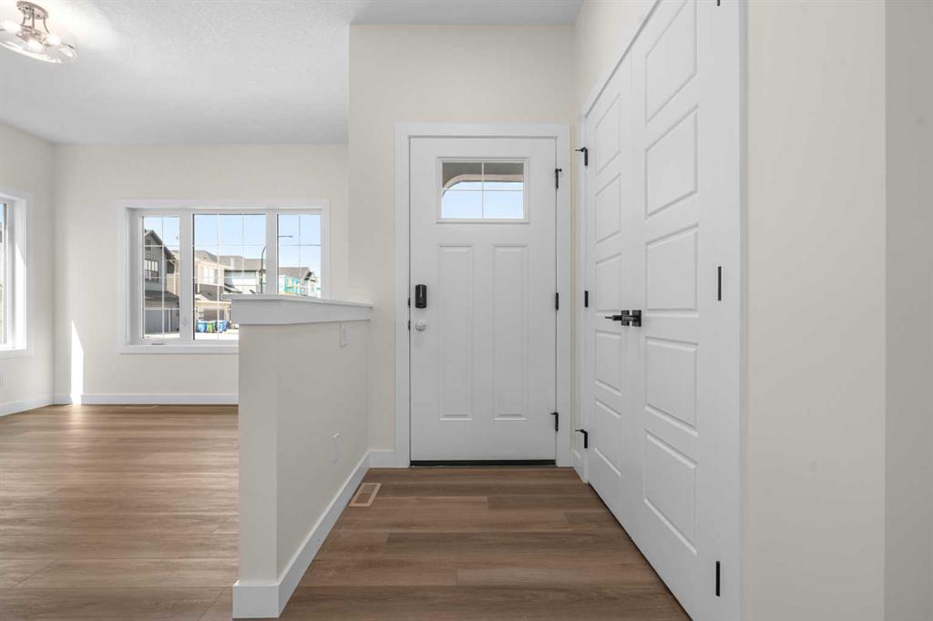 568 Buffaloberry Manor SE photo 2