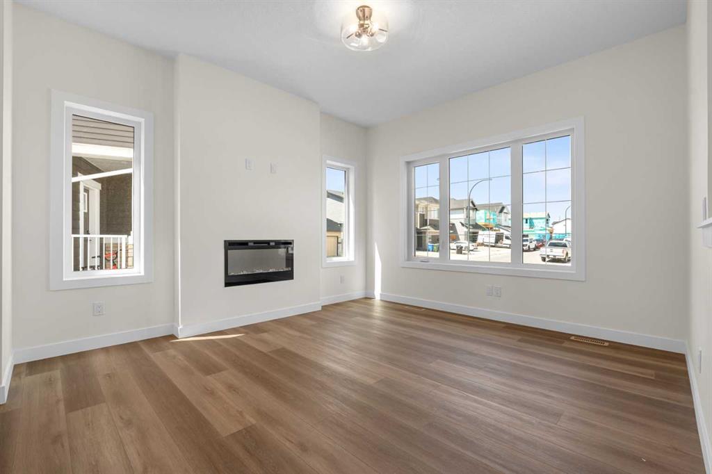 568 Buffaloberry Manor SE photo 4