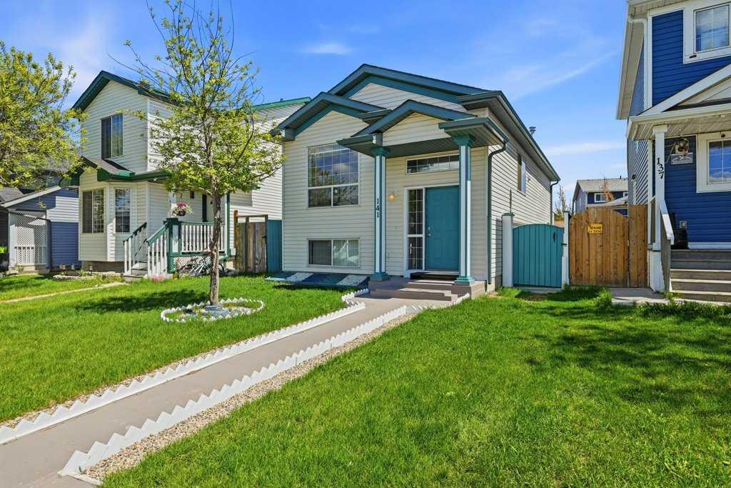 141 Martin Crossing Crescent NE photo 2