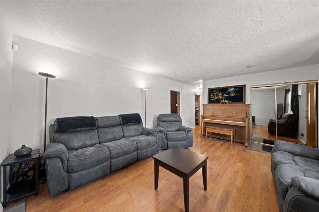 2219 41 Street SE photo 3