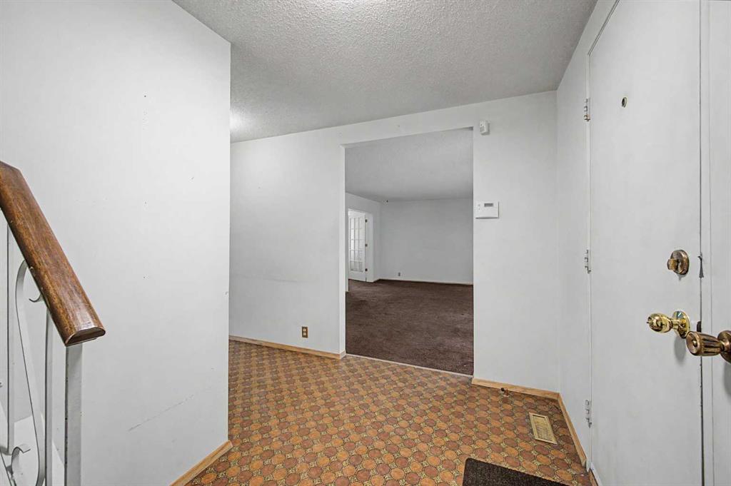 1032 Varsity Estates Drive NW photo 4