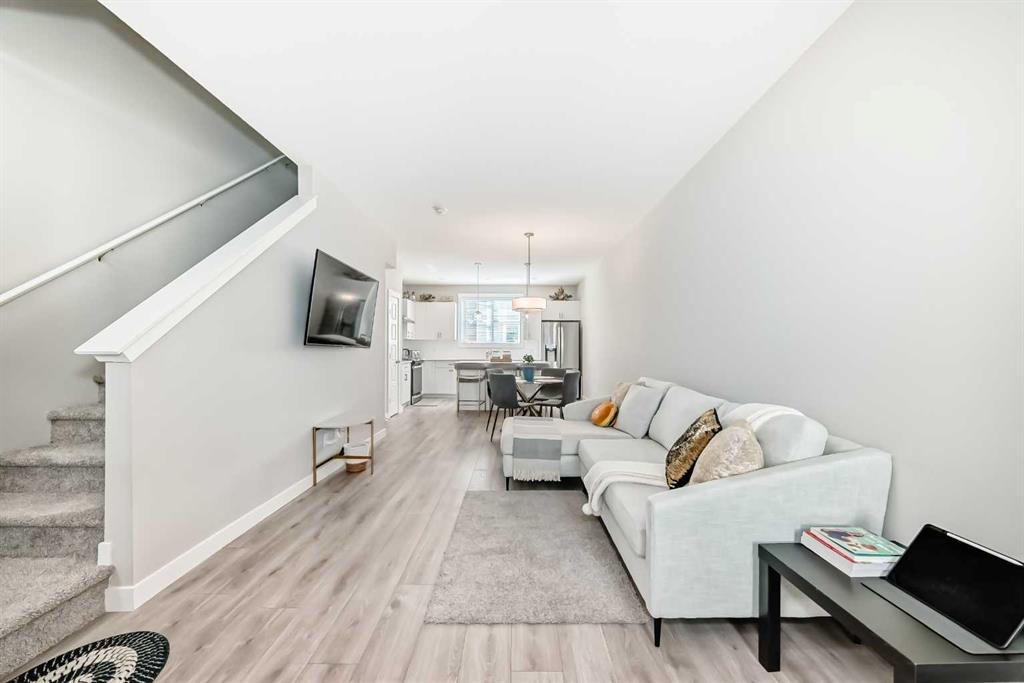 410 Cranbrook Walk SE photo 5