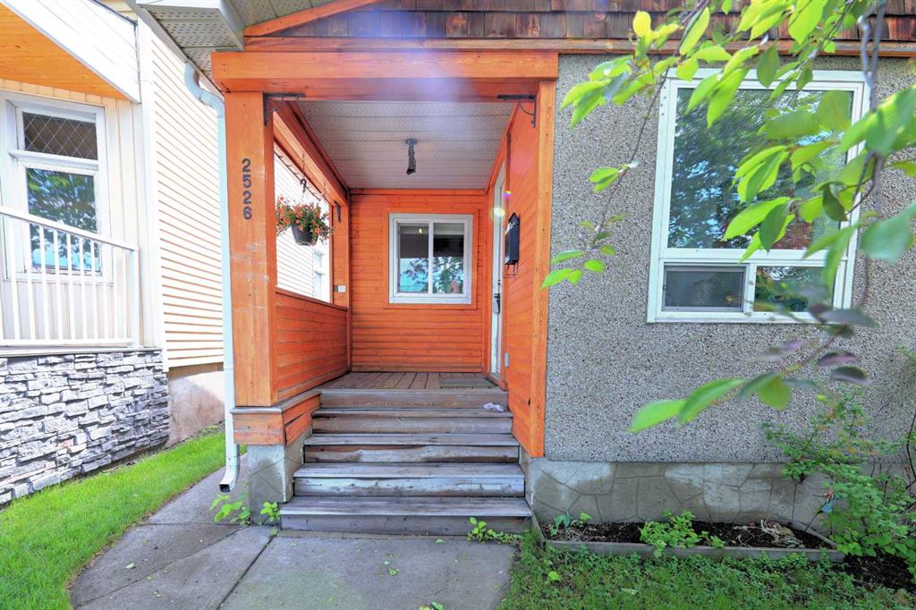 2526 16 Street SE photo 2