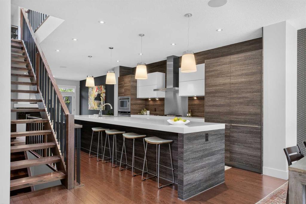 2415 25 Street SW photo 3