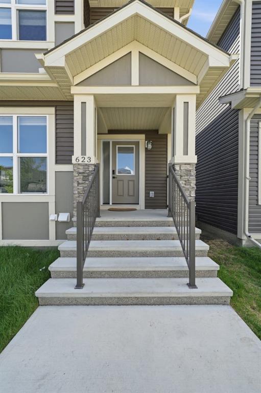 623 Savanna Crescent NE photo 2