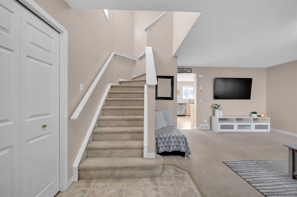 26 Saddlemead Close NE photo 4