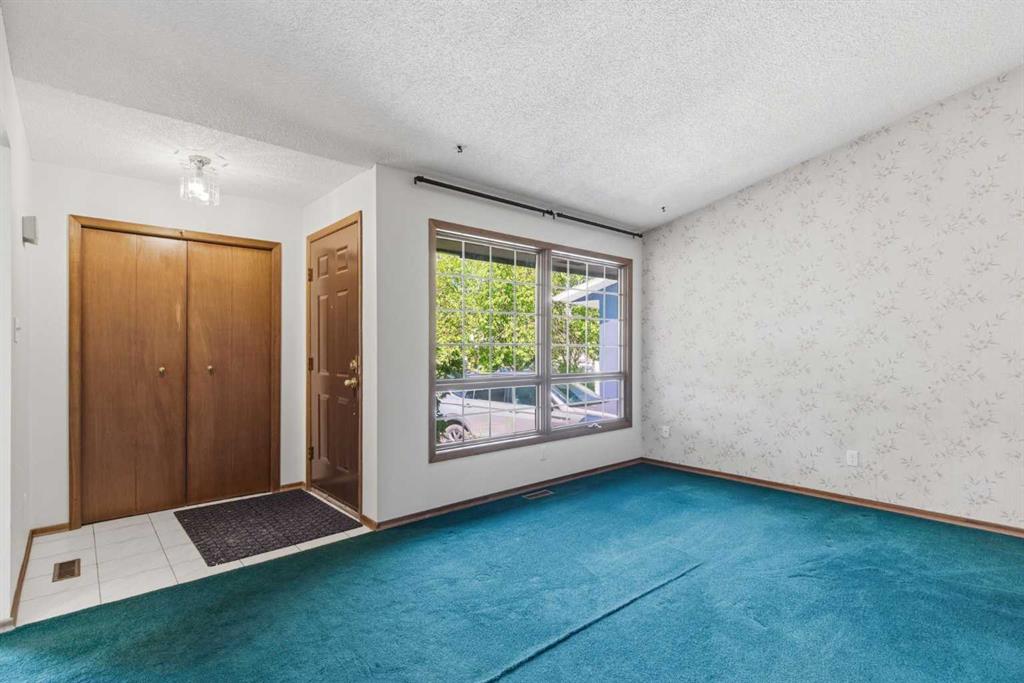 19 Templevale Way NE photo 4