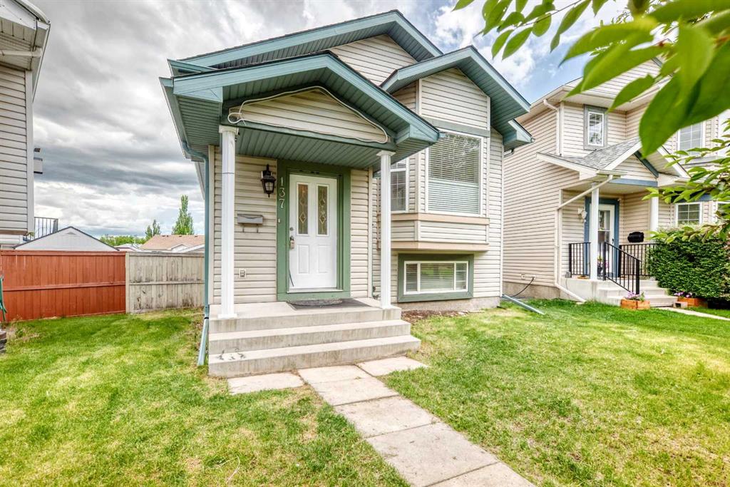 137 Erin Meadow Bay SE photo 3