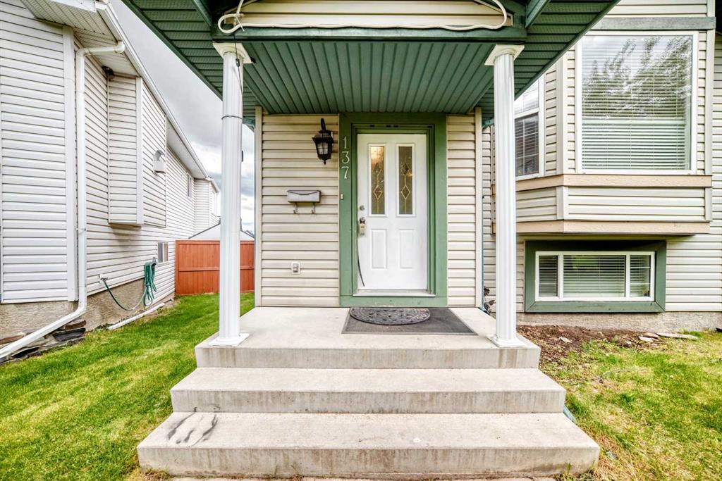 137 Erin Meadow Bay SE photo 4