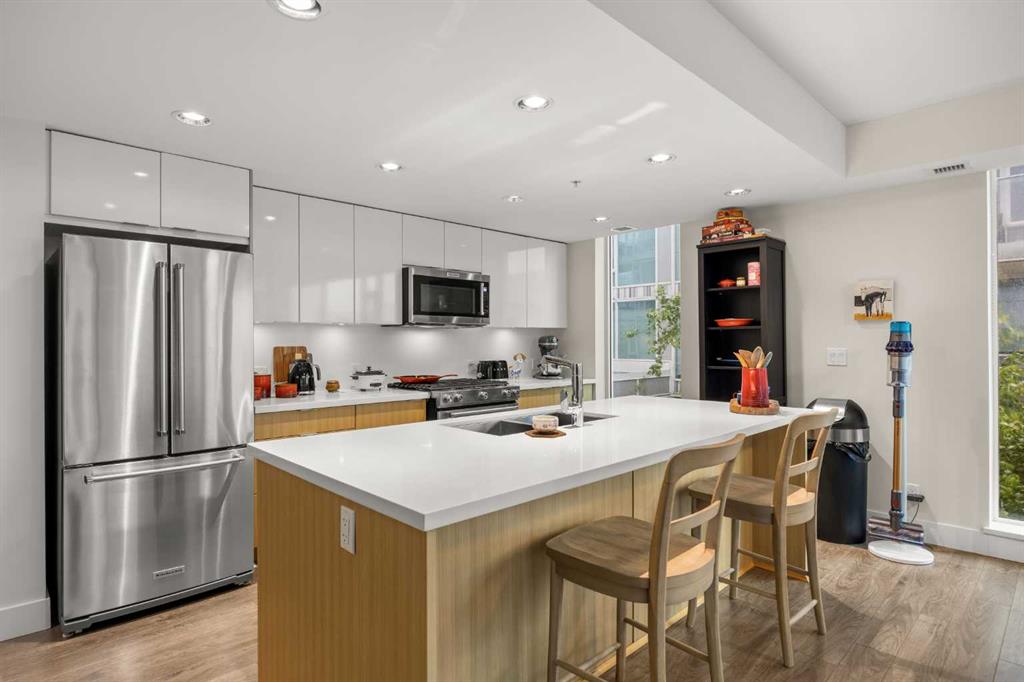 560 6 Avenue SE #301 photo 5