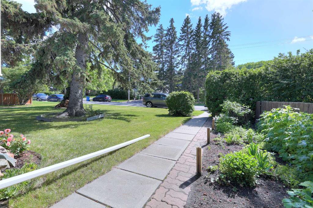 8908 33 Avenue NW photo 3