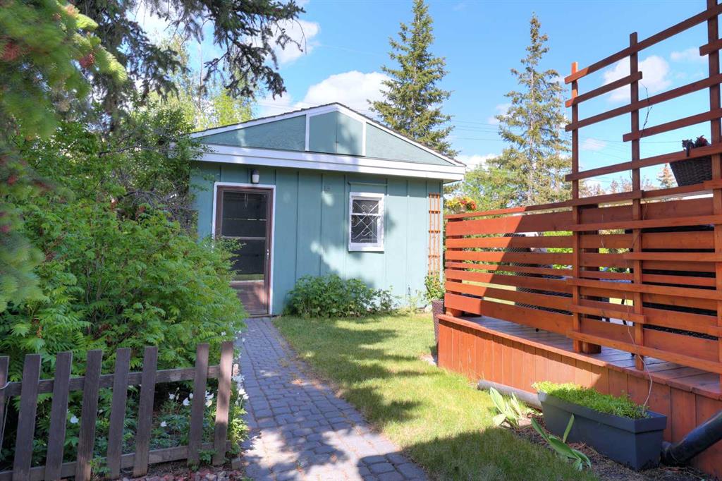 8908 33 Avenue NW photo 4