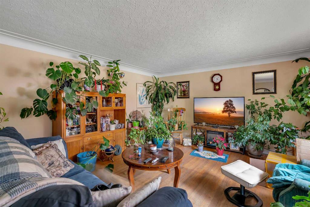 7621 23 Street SE photo 2