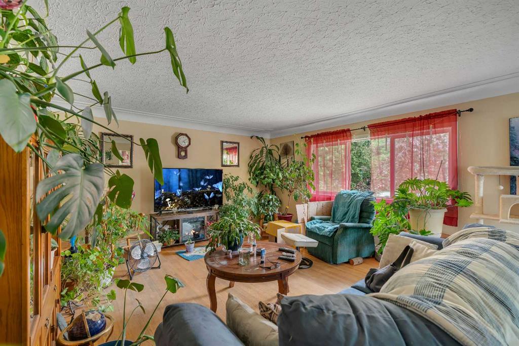 7621 23 Street SE photo 3