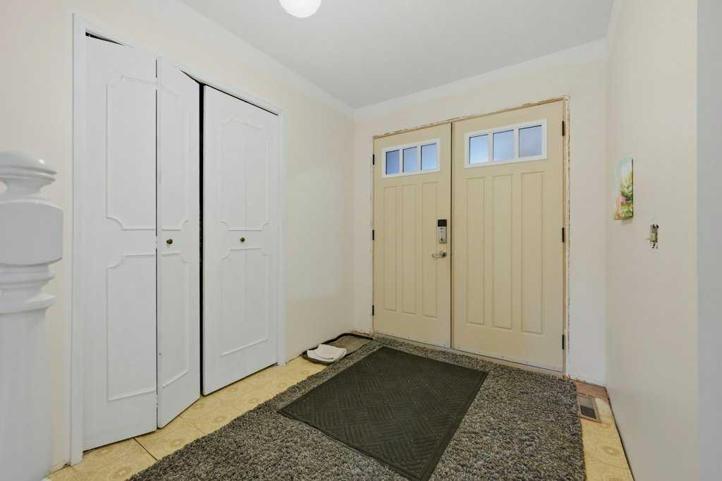 9824 19 Street SW photo 3