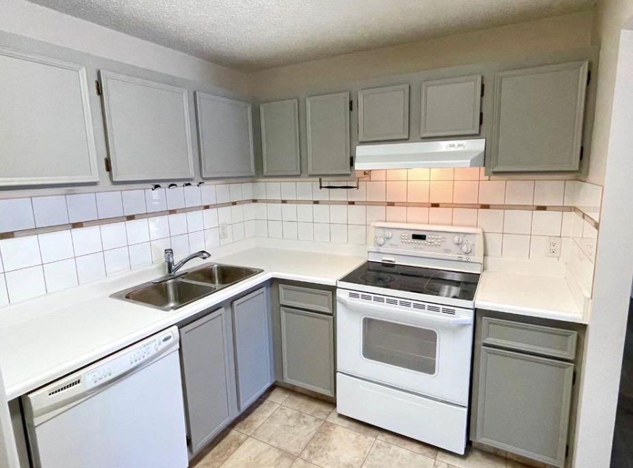 81 Cedar Springs Gardens SW photo 3