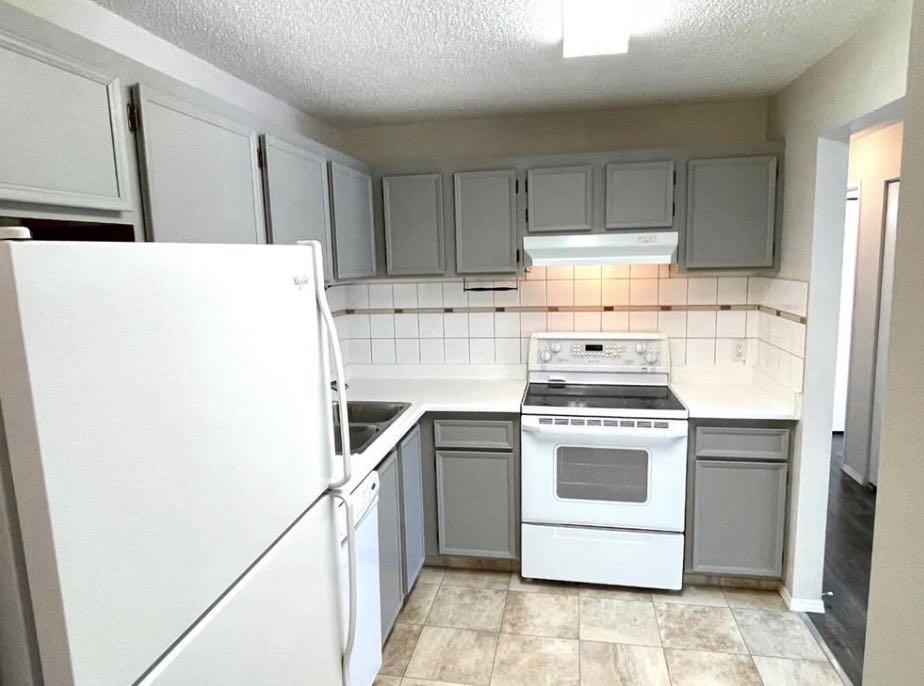 81 Cedar Springs Gardens SW photo 4