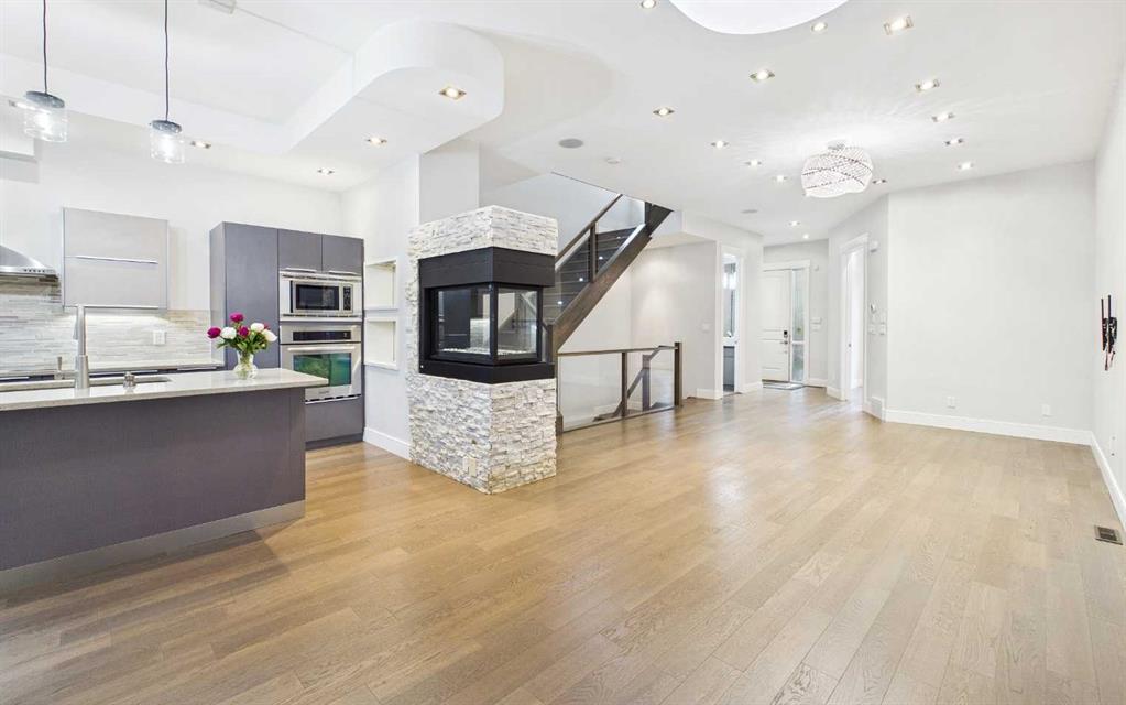 2430 28 Avenue SW photo 2