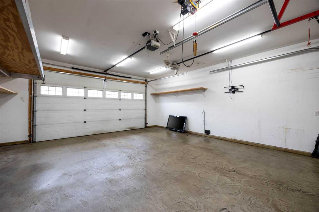 148 Fox Crescent photo 3