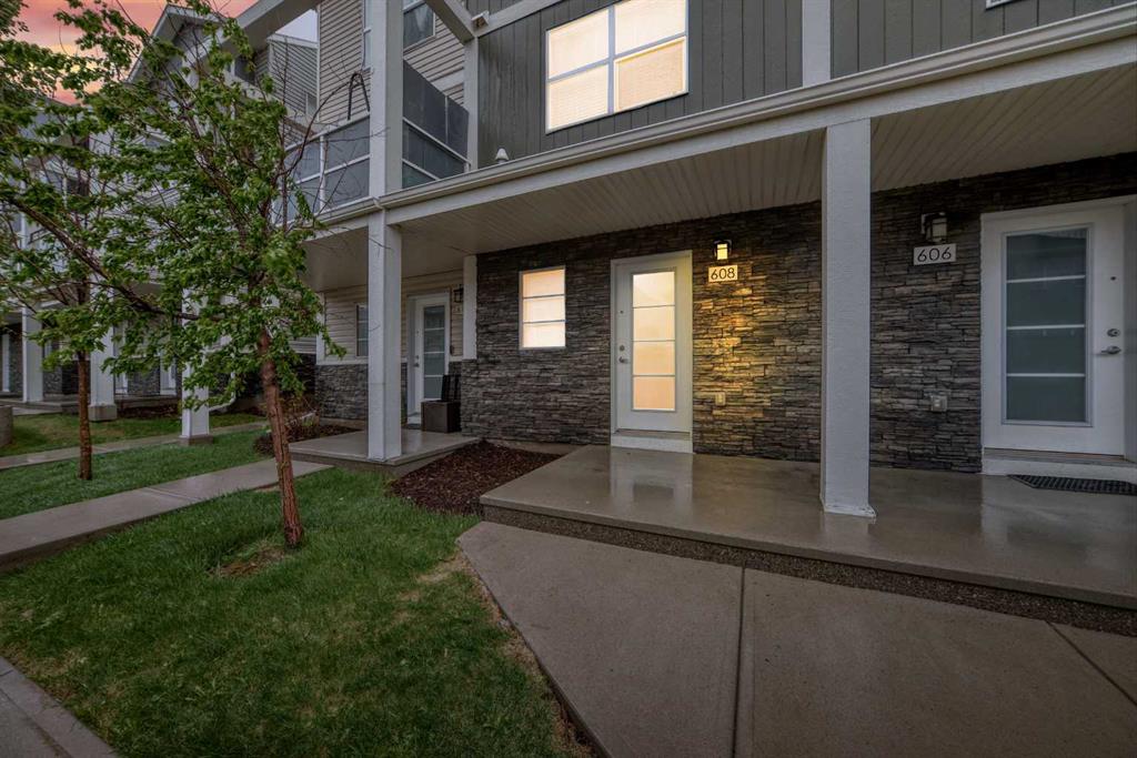 608 Redstone View NE photo 5