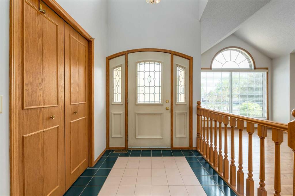 183 Edgevalley Circle NW photo 2