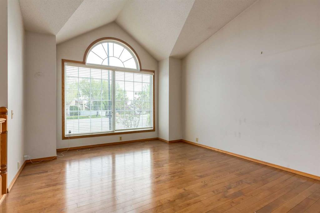183 Edgevalley Circle NW photo 3