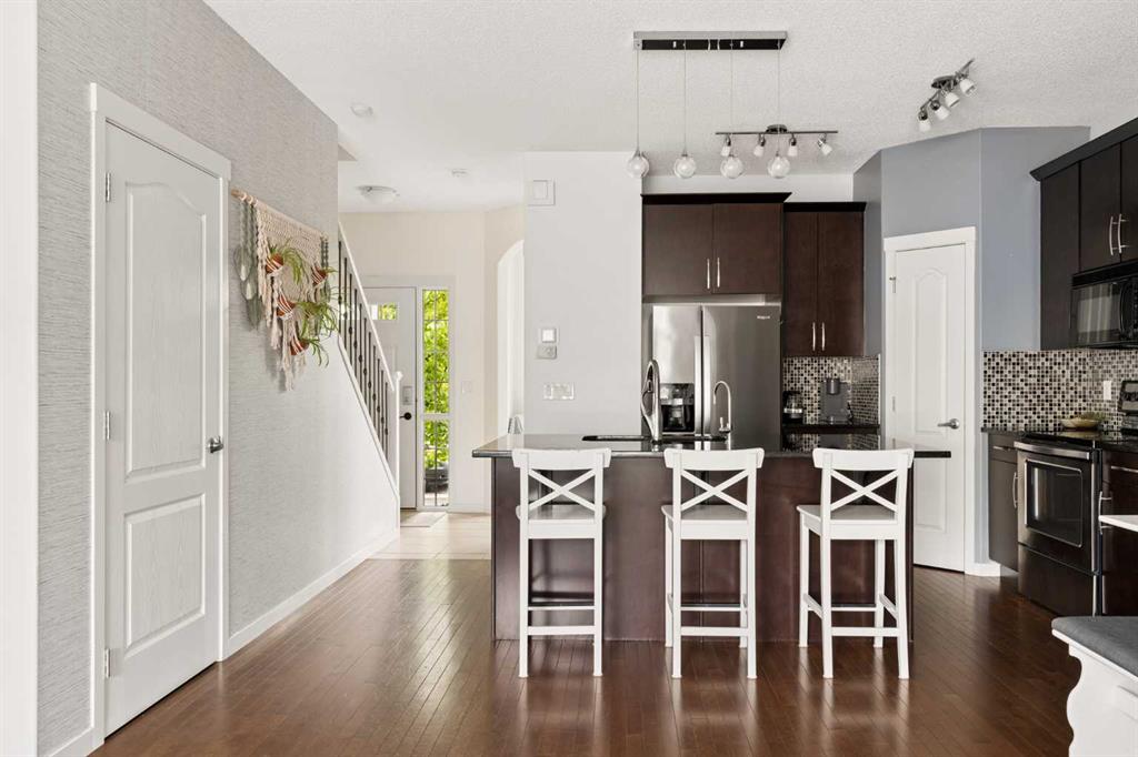 74 Autumn Crescent SE photo 2