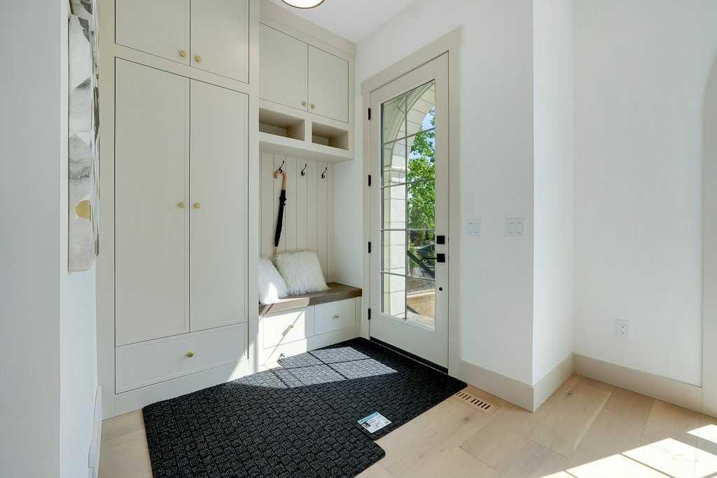 2535 19 Street SW photo 3