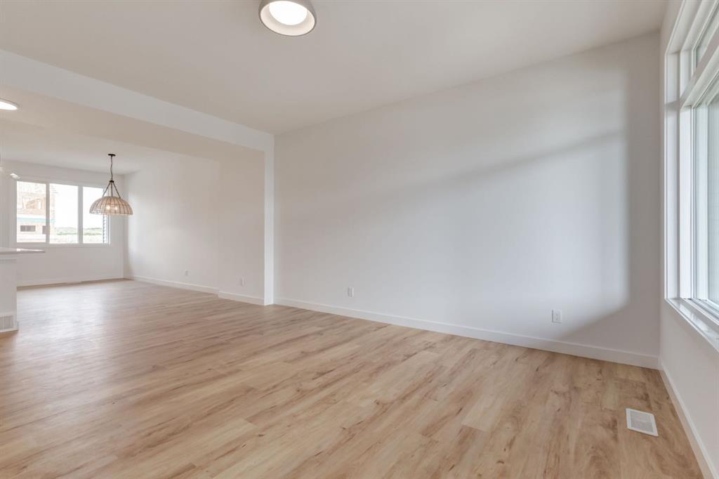 218 Sora Gardens SE photo 3