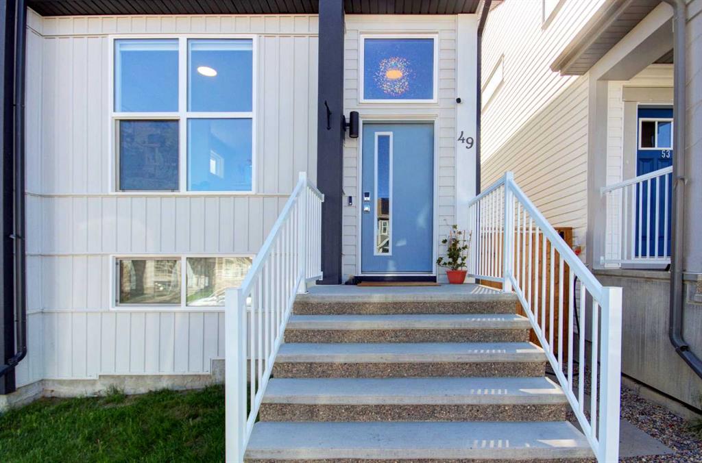 49 Heirloom Crescent SE photo 3