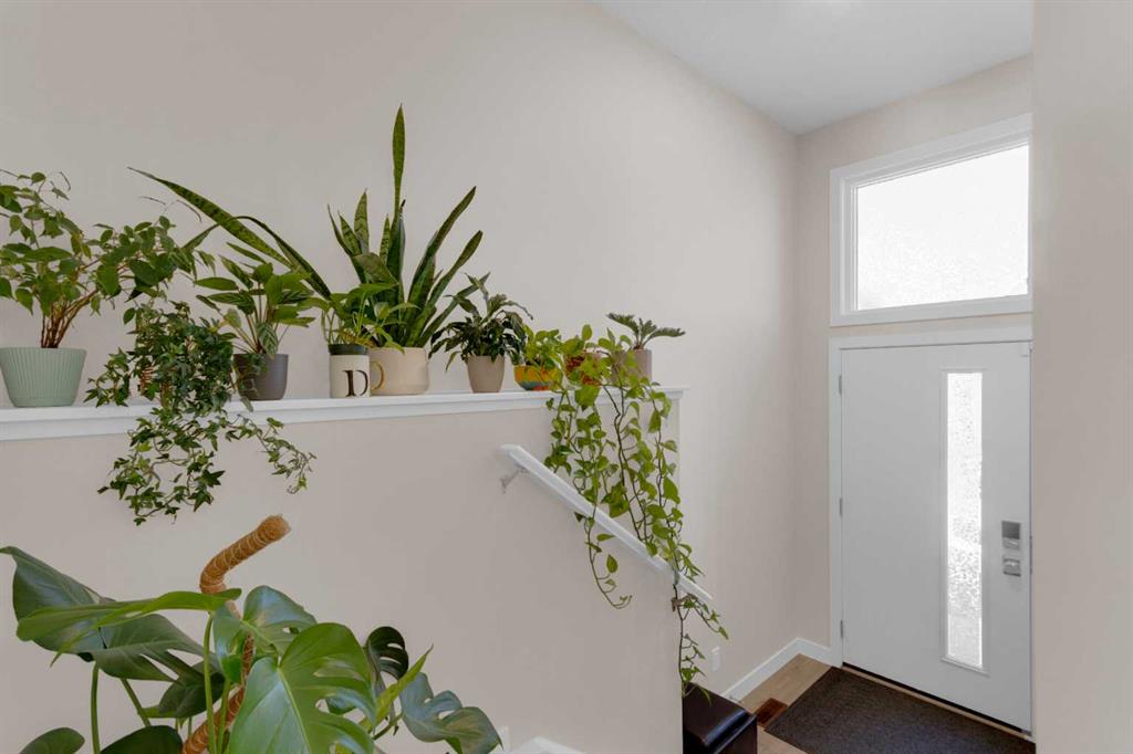 49 Heirloom Crescent SE photo 4