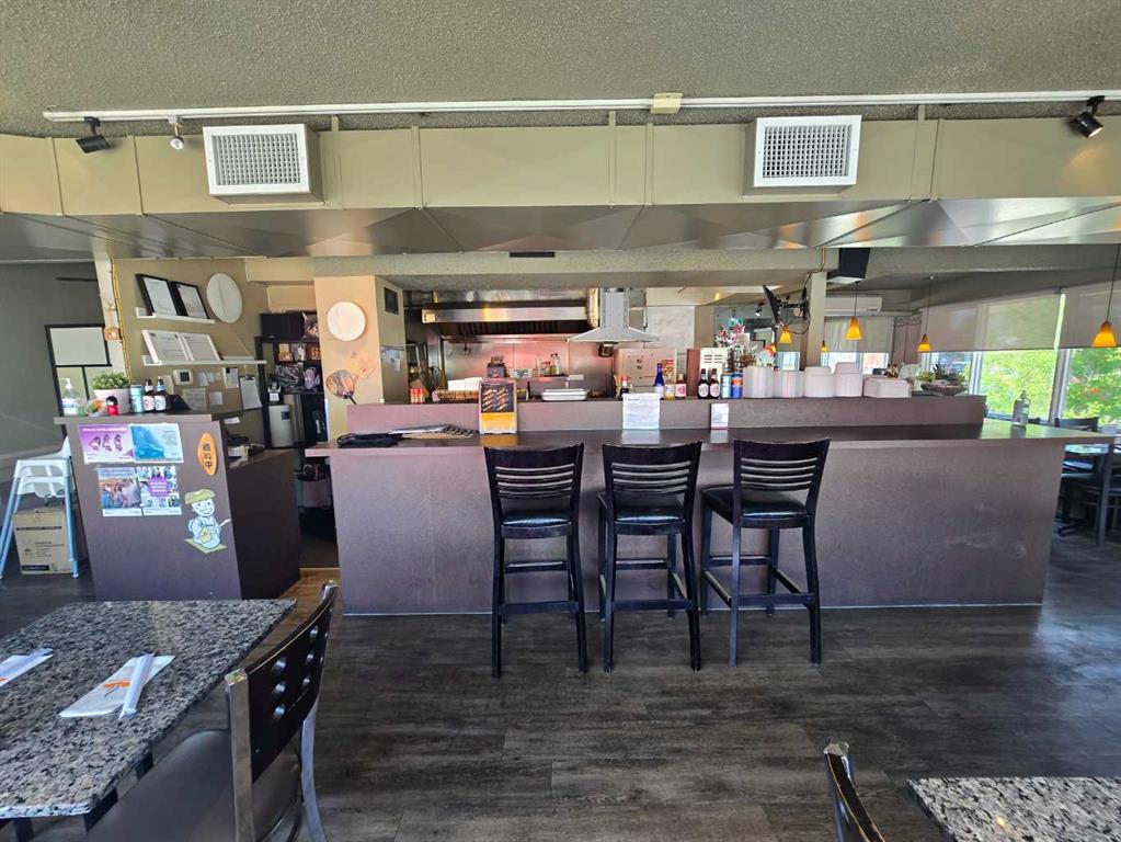 300 14 Street NW photo 4