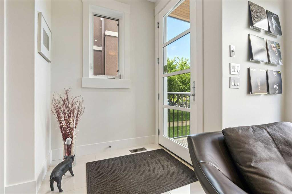 2026 32 Street SW photo 2