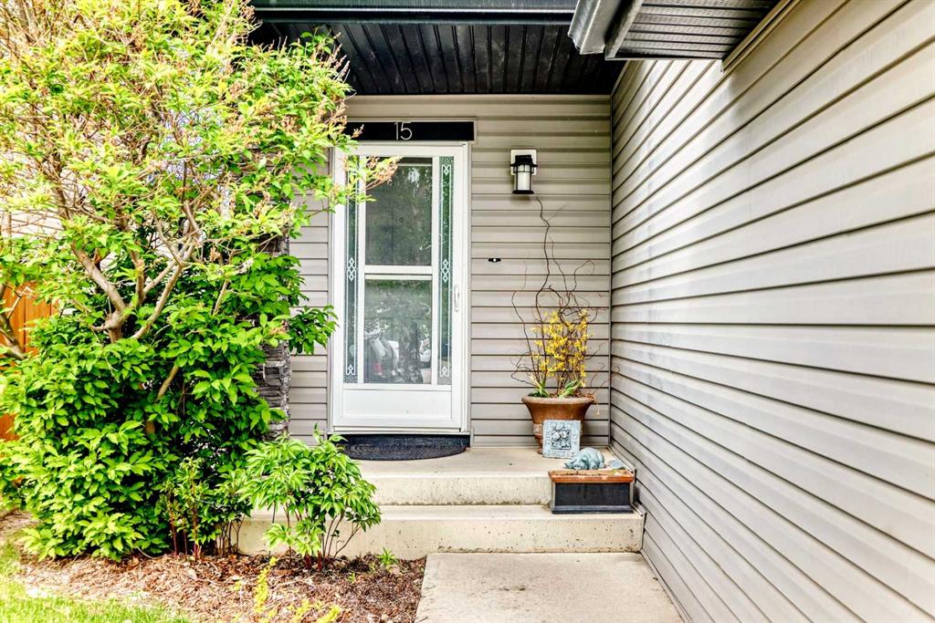 15 Citadel Meadow Crescent NW photo 2