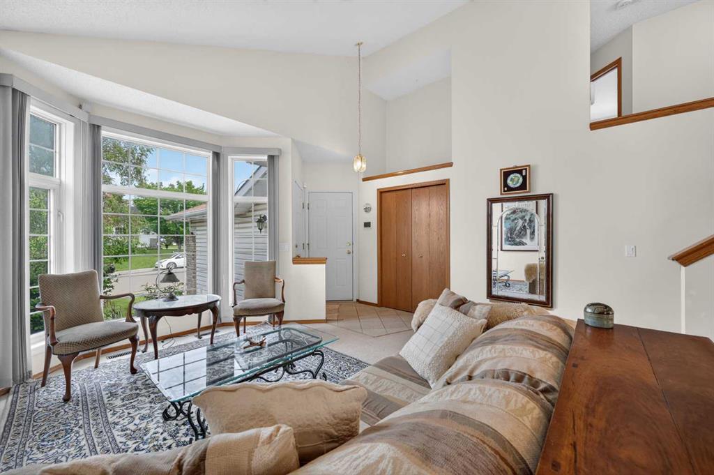 76 Hawkmount Close NW photo 4